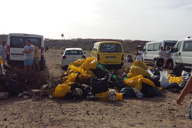 Unas 130 personas participan en la limpieza del entorno de Playa Blanca |  