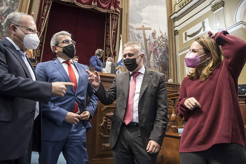 Casimiro Curbelo (ASG), Román Rodríguez (NC), Ángel Víctor Torres (PSOE) y Noemí Santana (Podemos). 